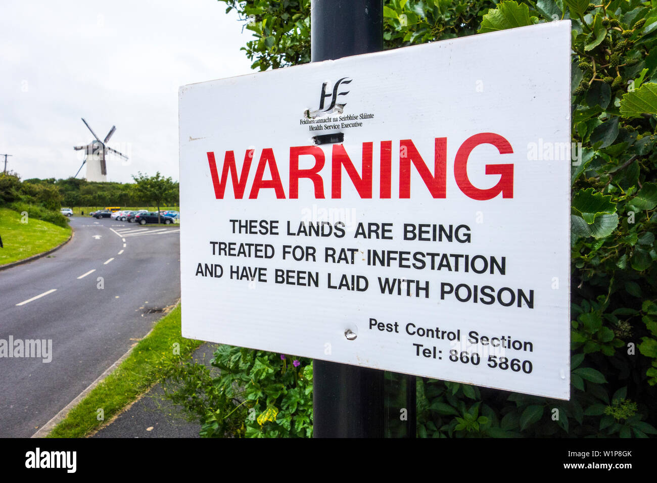 Un avviso in un parco pubblico a Skerries, Dublino, Irlanda notifica che la terra è stata prevista con il veleno per il ratto infestazione Foto Stock
