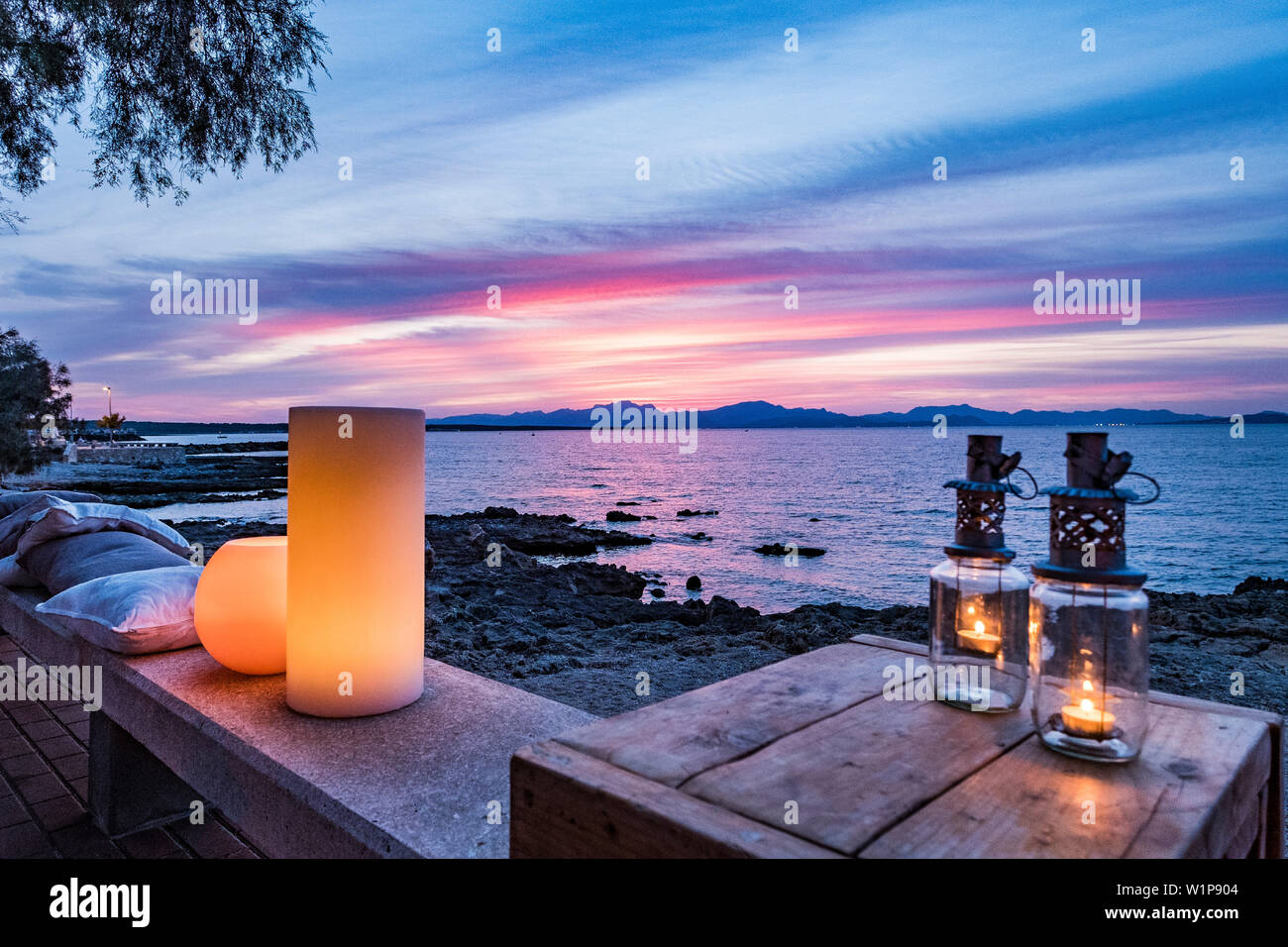 Tramonto sulla baia di Alcudia, promenade a Colonia de Sant Pere, Maiorca, isole Baleari, Spagna Foto Stock