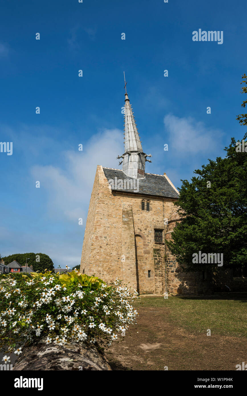 Chiesa con torre pendente, Chapelle Saint-Gonéry, Plougrescant, Côte de Granit Rose, Cotes d'Armor Bretagna, Francia Foto Stock