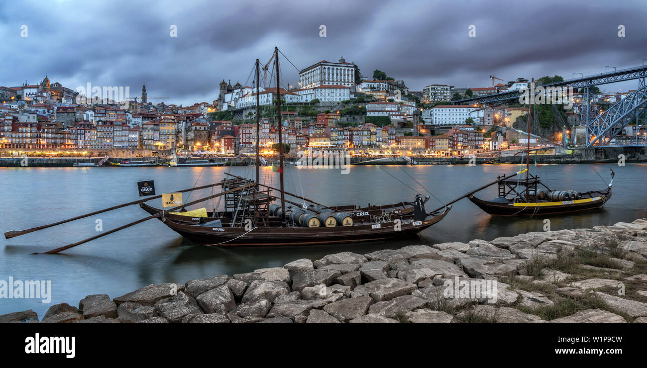 Rabelo tradizionali barche, fiume Douro, cityscape, panorama, crepuscolo, Porto, Portogallo Foto Stock