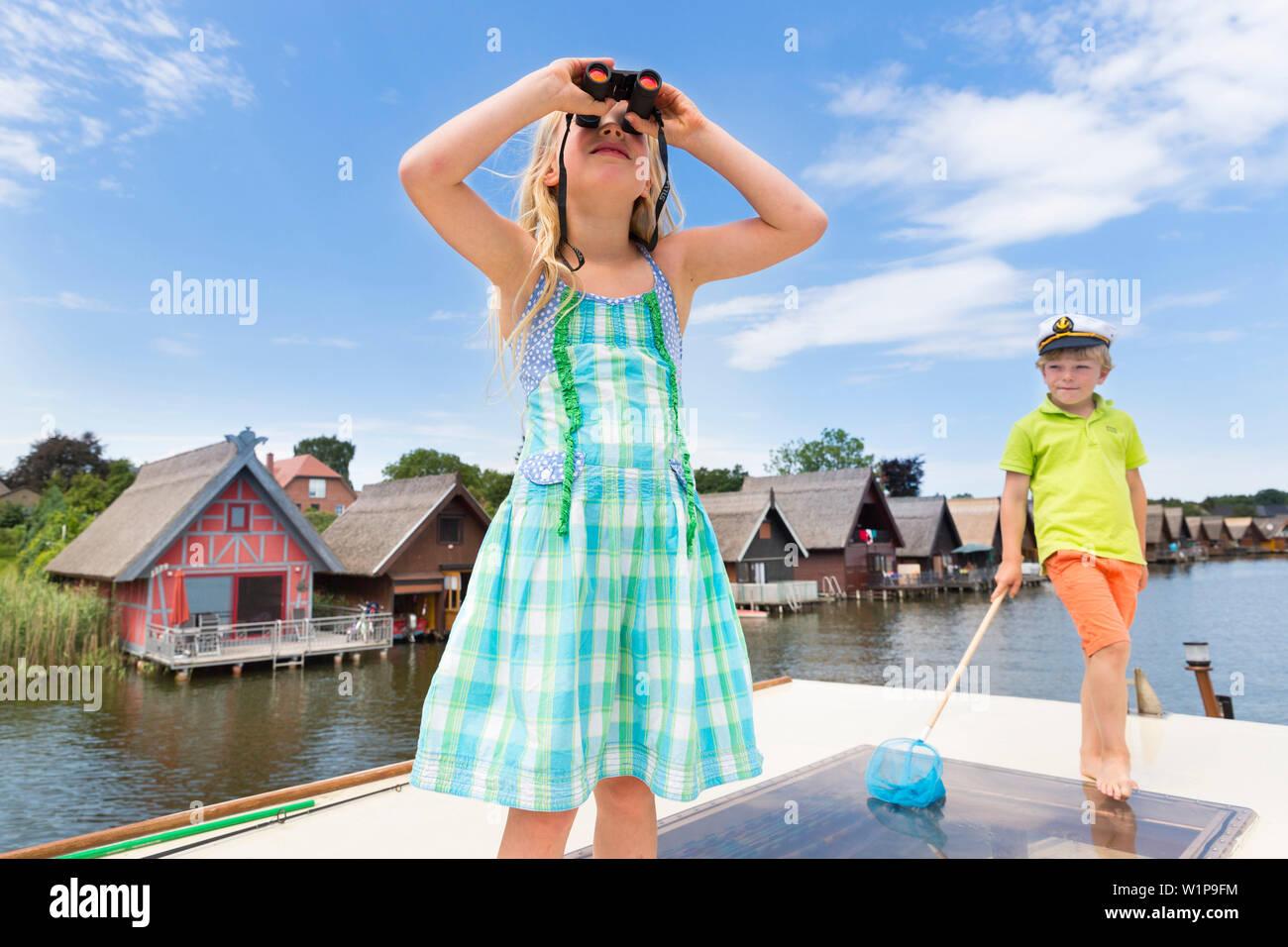 Ragazzo e una ragazza sulla barca, binoculare, capitano, bambini, houseboat tour, Lago Mirower vedere, Kuhnle-Tours, Mecklenburg laghi, Meclemburgo Lake District, Signor, Foto Stock