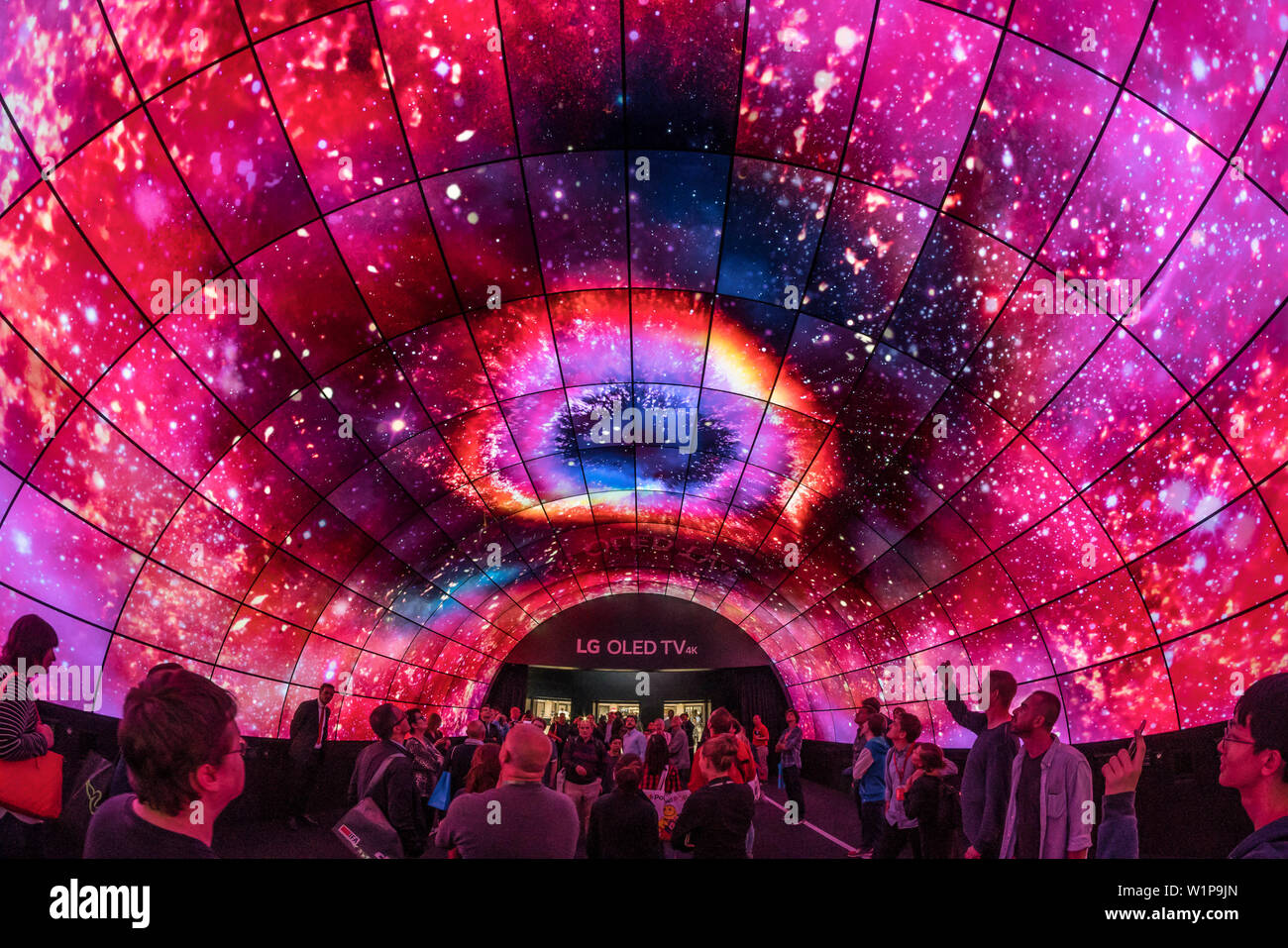 IFA Berlin 2017, Internationale Funkausstellung Berlin , LG OLED Tunnel, Messestand zum Thema Fernsehen von LG, Messebesucher, 4k tunnel dello schermo Foto Stock