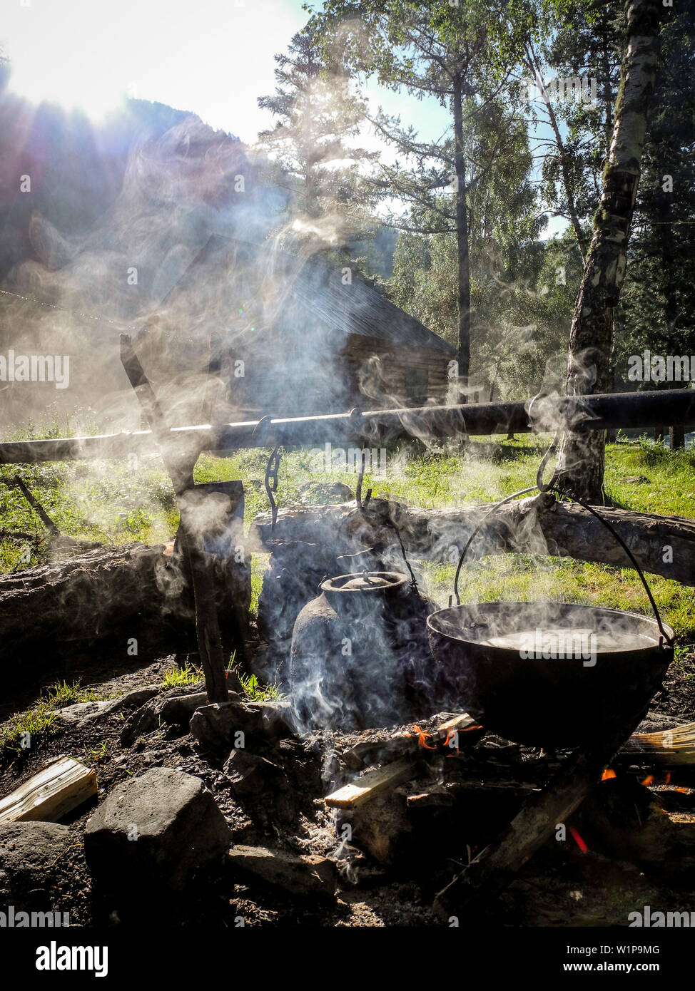 Campfire e rifugio in montagna, Altai, Siberia, Russia Foto Stock
