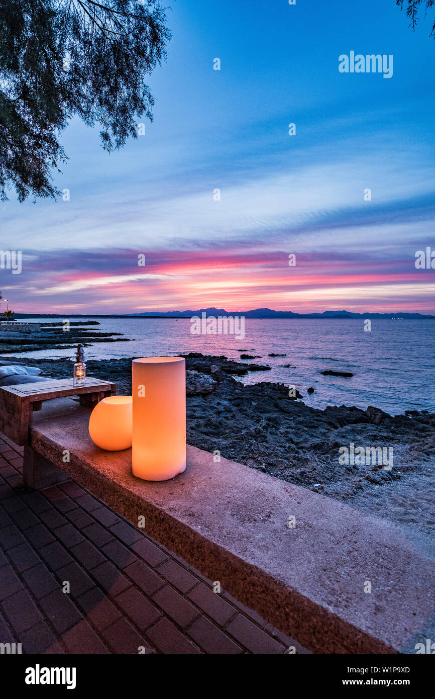 Tramonto a Baia di Alcudia, promenade a Colonia de Sant Pere, Maiorca, isole Baleari, Spagna Foto Stock