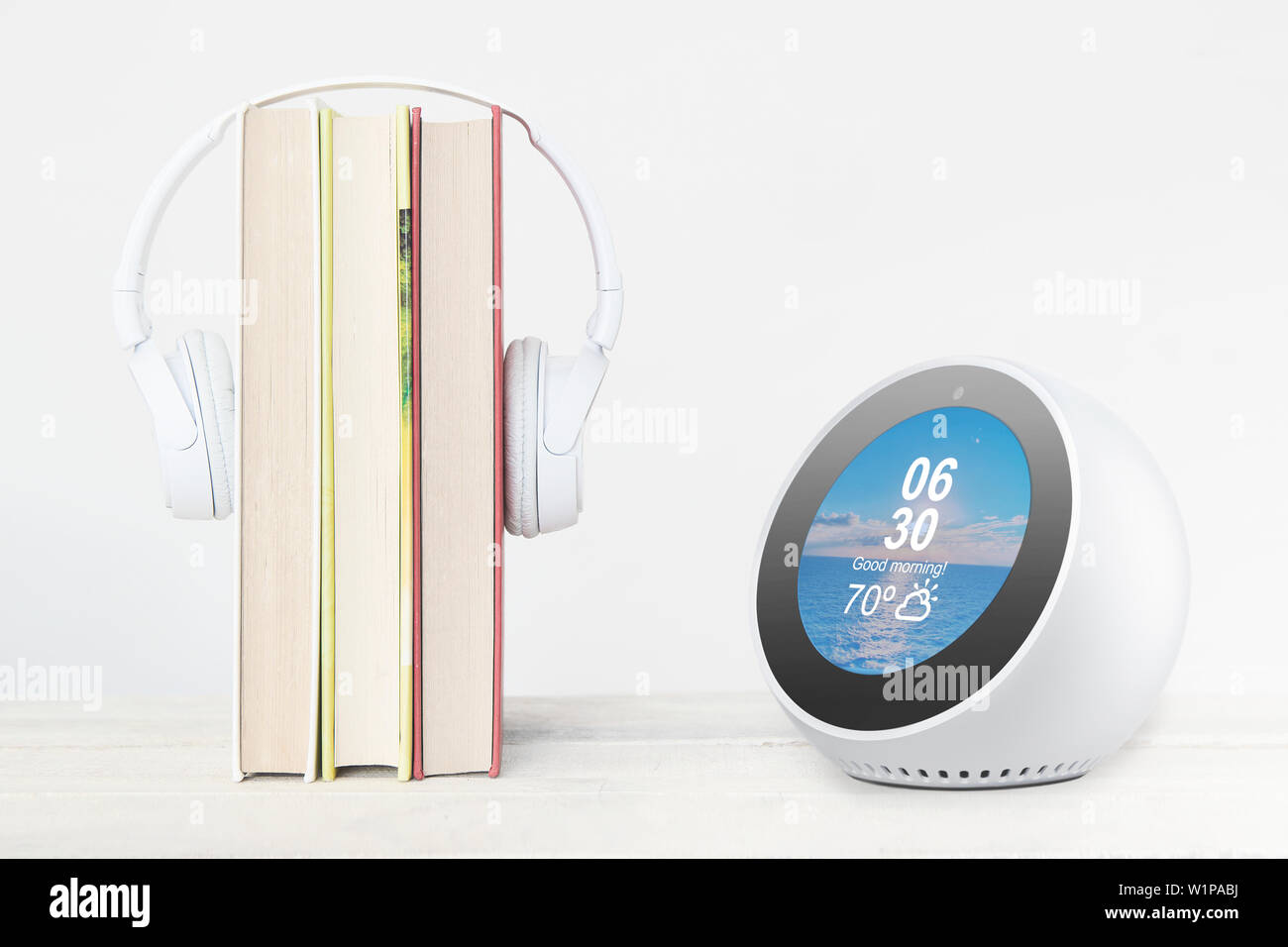 Barcellona, 30 maggio: Alexa eco dispositivo Spot su un auto accanto ad alcuni libri e le cuffie. Foto Stock