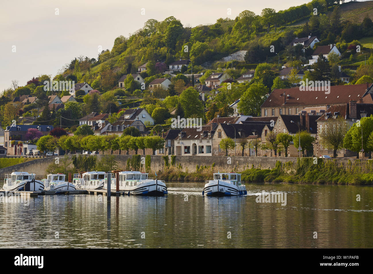 Vista sul Port de Plaisance e Joigny , Yonne , dipartimento Yonne , Borgogna , Francia , in Europa Foto Stock
