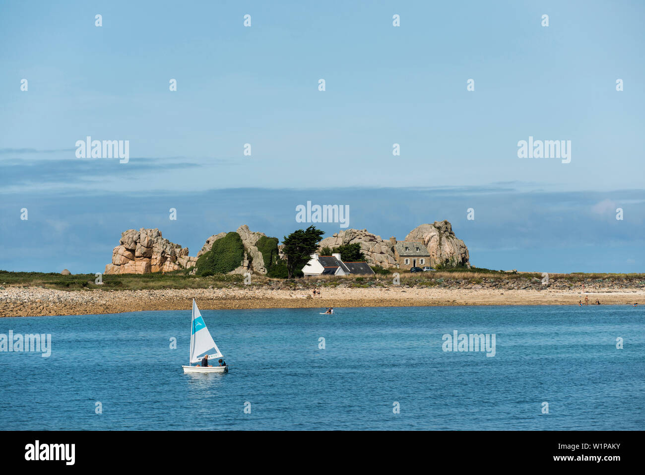 House tra le rocce, Castel Meur, La Gouffre, Plougrescant, Côte de Granit Rose, Cotes d'Armor Bretagna, Francia Foto Stock