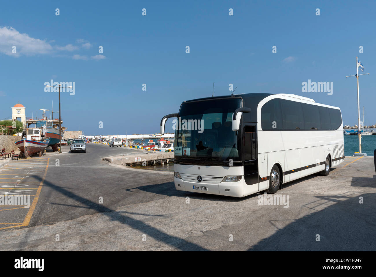 Ierapetra, Creta, Grecia. Giugno 2019. Pullman turistico in attesa nella zona del porto di questo paese cretese, Ierapetra Creta meridionale. Foto Stock