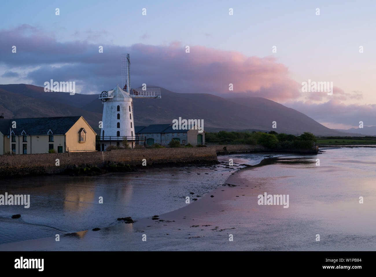 Storico mulino in Blennerville al tramonto visto da mentre si cammina per la strada di Dingle, Blennerville, vicino a Tralee, penisola di Dingle, nella contea di Kerry, Irlanda, Foto Stock