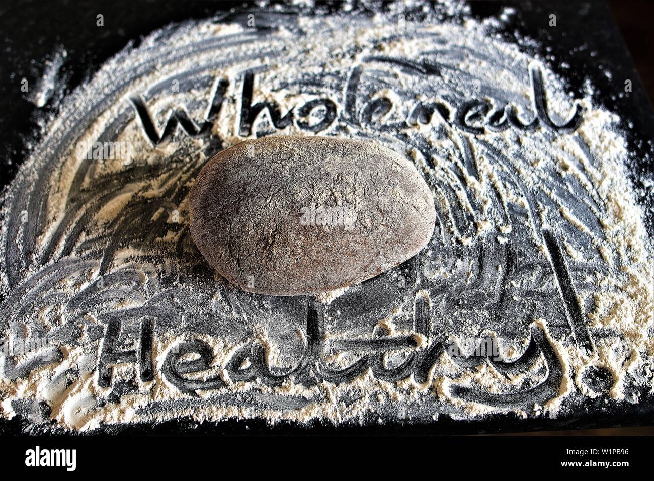 La salute naturale e pulire la vita; cotto domestico di pane integrale Foto Stock