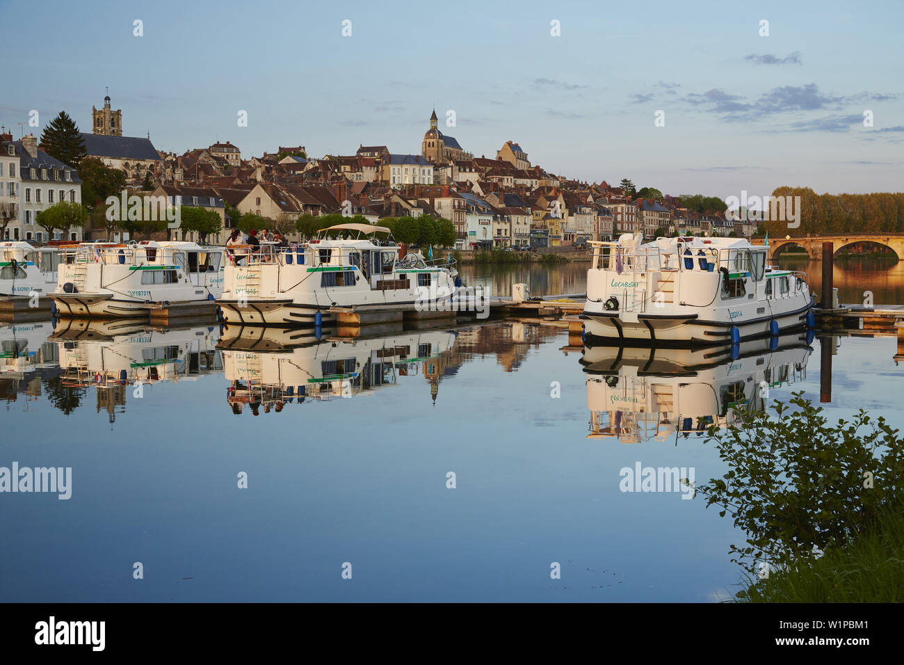 Vista sul Port de Plaisance e Joigny , Yonne , dipartimento Yonne , Borgogna , Francia , in Europa Foto Stock