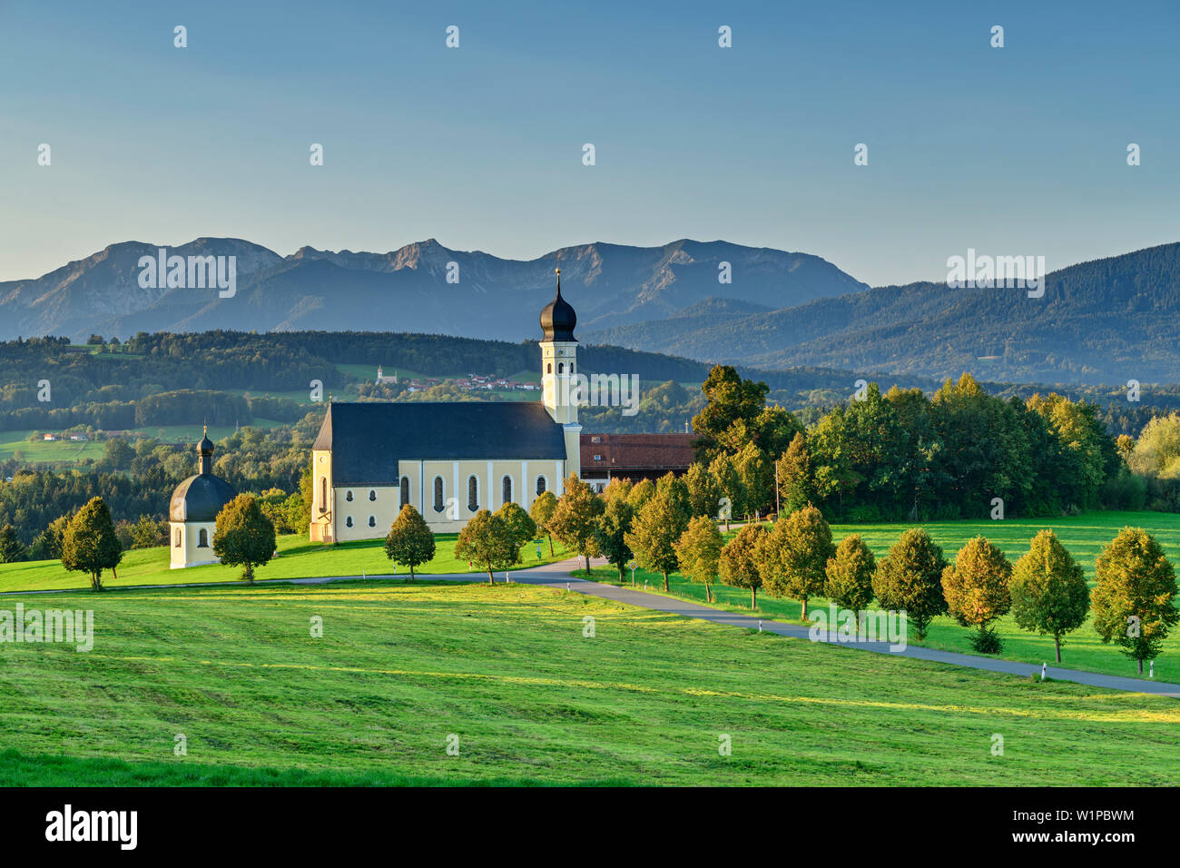 Chiesa di wilparting con mangfall montagne sullo sfondo, Wilparting, Sunderland, Alta Baviera, Baviera, Germania Foto Stock