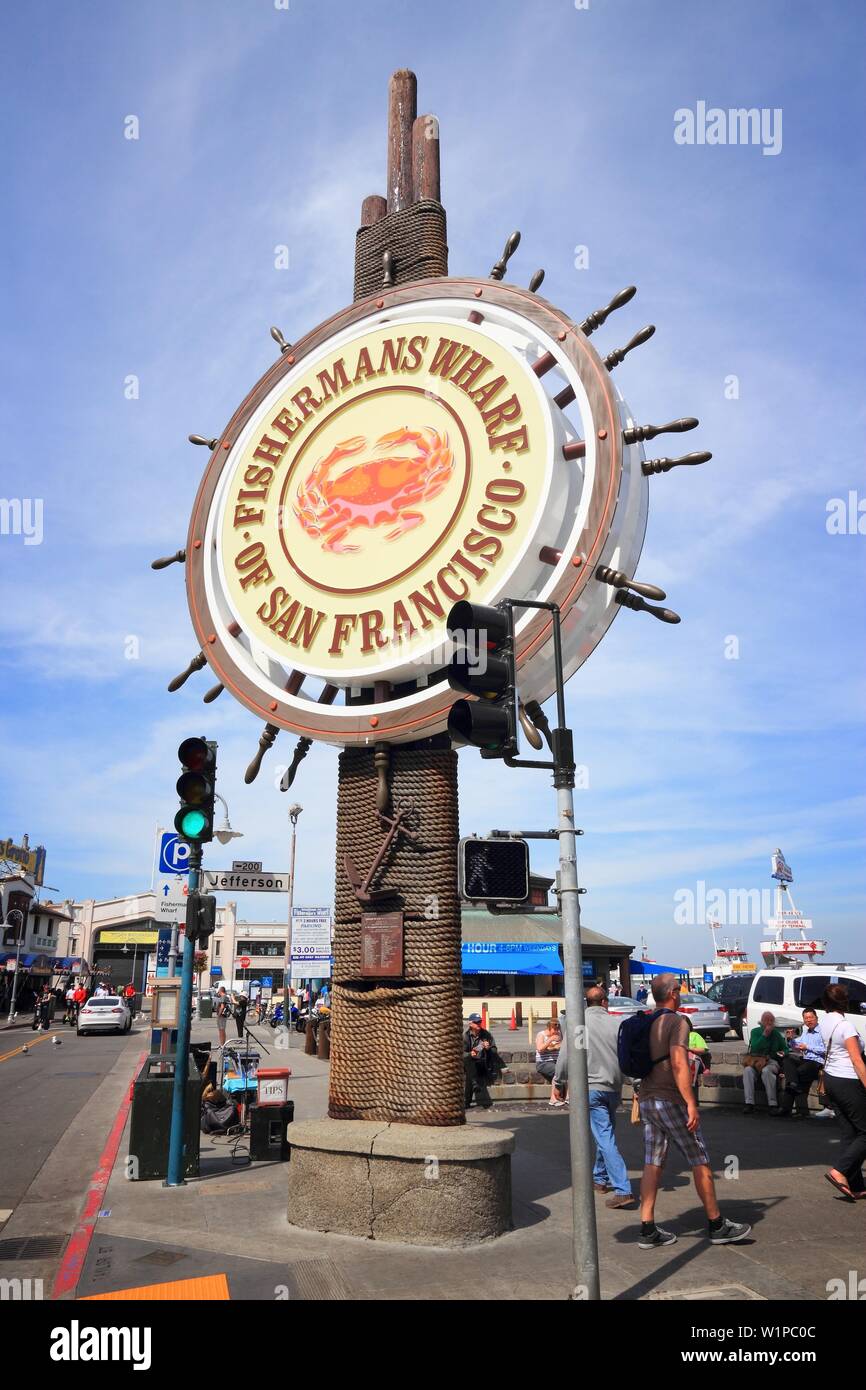 SAN FRANCISCO, STATI UNITI D'AMERICA - Aprile 8, 2014: la gente visita Fisherman's Wharf di San Francisco, Stati Uniti d'America. San Francisco è la quarta città più popolosa della California (8 Foto Stock