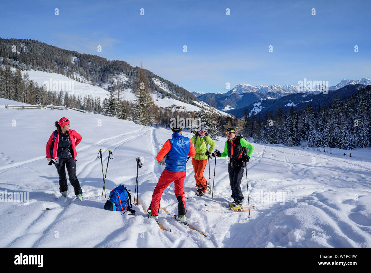 Parecchie persone sci backcountry avente una pausa, Medalges, parco naturale Puez-Geisler, sito patrimonio mondiale dell'UNESCO Dolomiti, Dolomiti, Alto Adige, Foto Stock