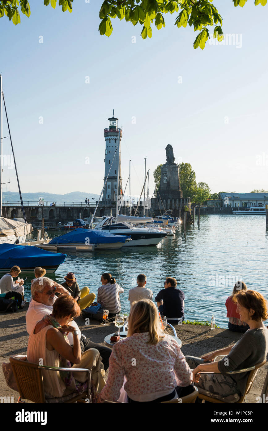 Giardino della birra presso il porto, Lindau, Lago di Costanza, Baviera, Germania Foto Stock