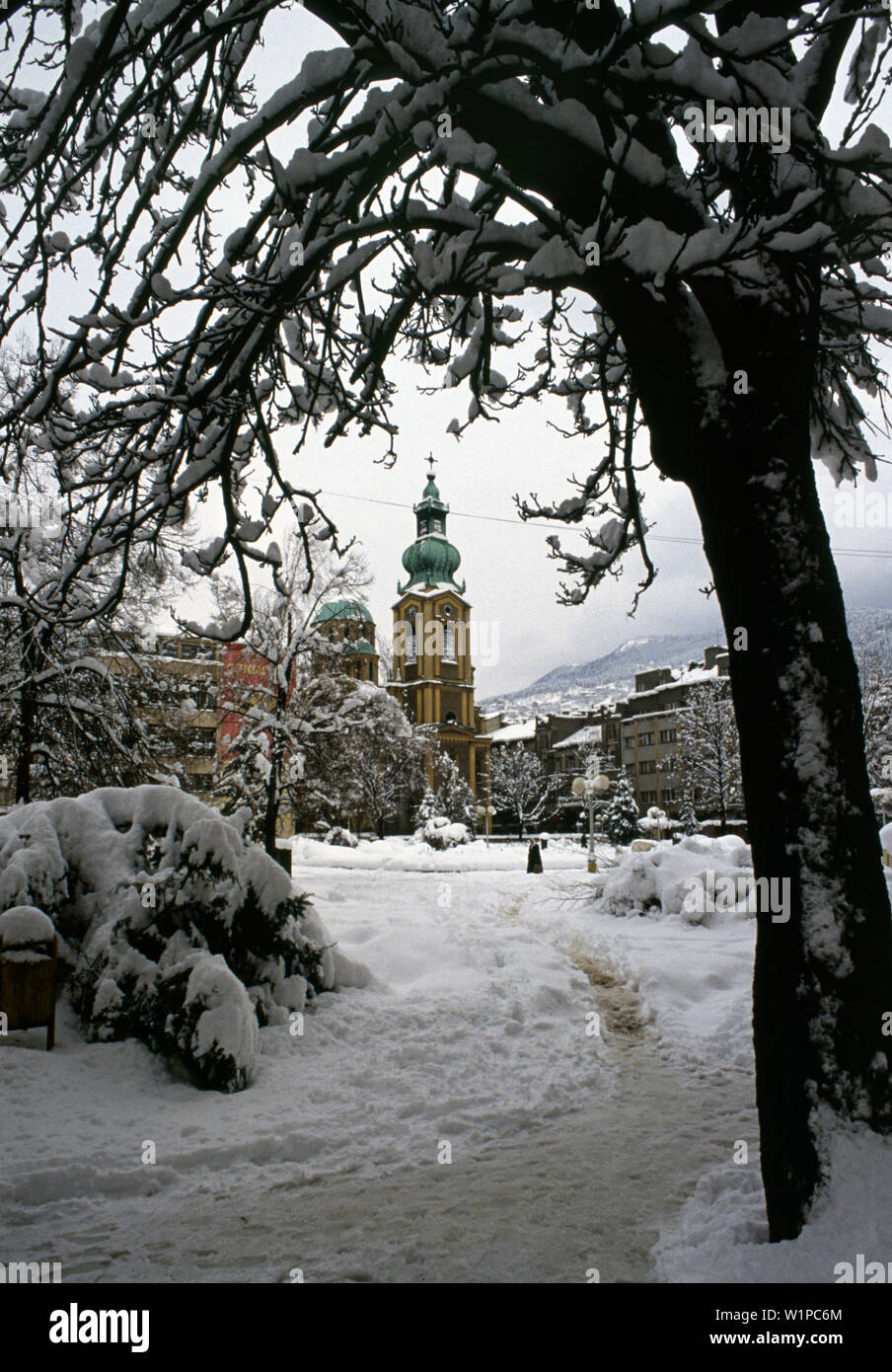 Il 28 marzo 1993 la vista su Piazza Oslobodenje (rinominato Alije Izetbegovića quadrato dopo la guerra) alla cattedrale chiesa della Natività della Theotokos, la più grande chiesa ortodossa serba a Sarajevo. Foto Stock