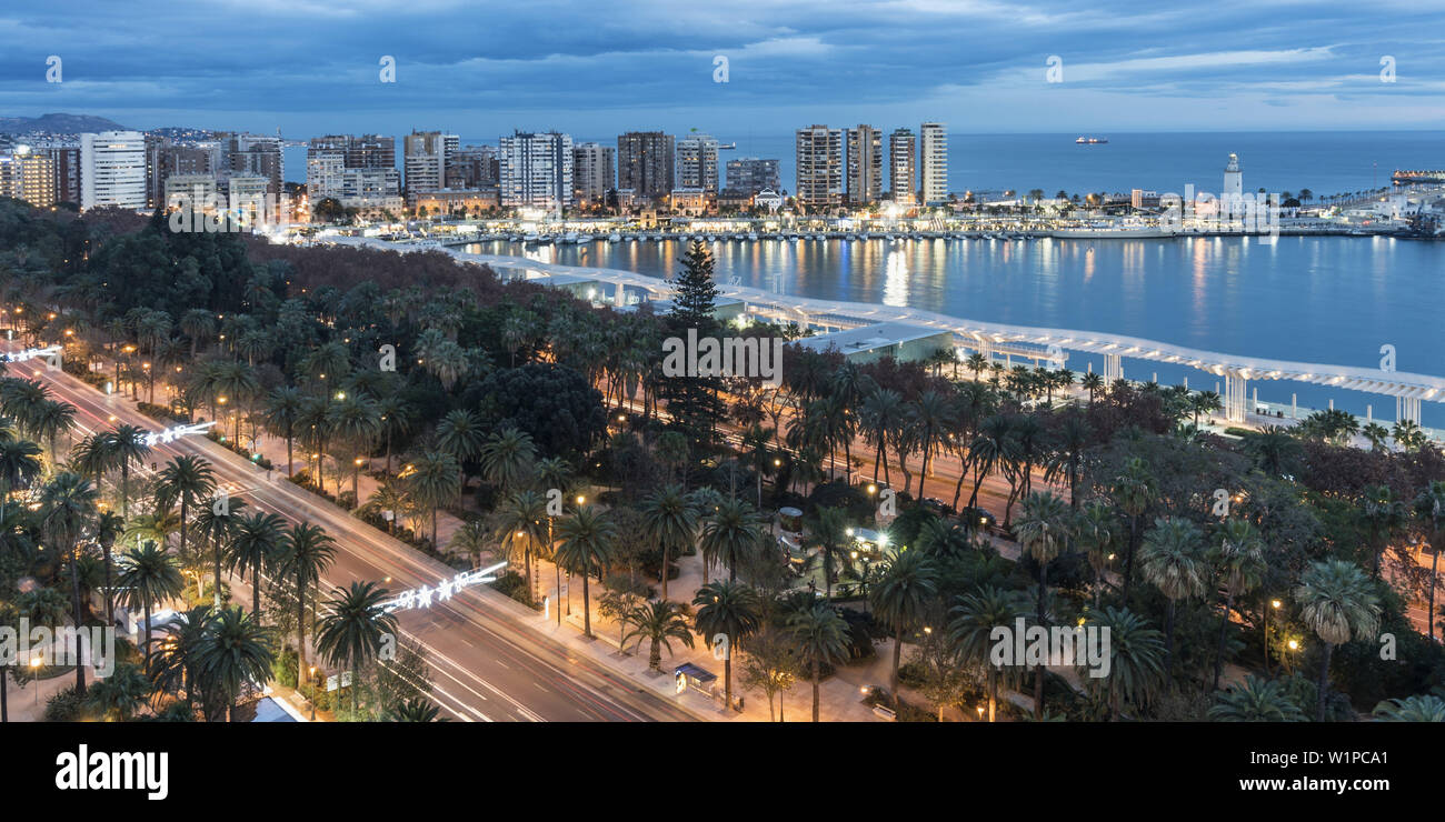 Vista panoramica vista da AC Hotel Malaga Palacio, Promenade, Paseo del Parque, faro, Malaga Andalusia, Spagna Foto Stock