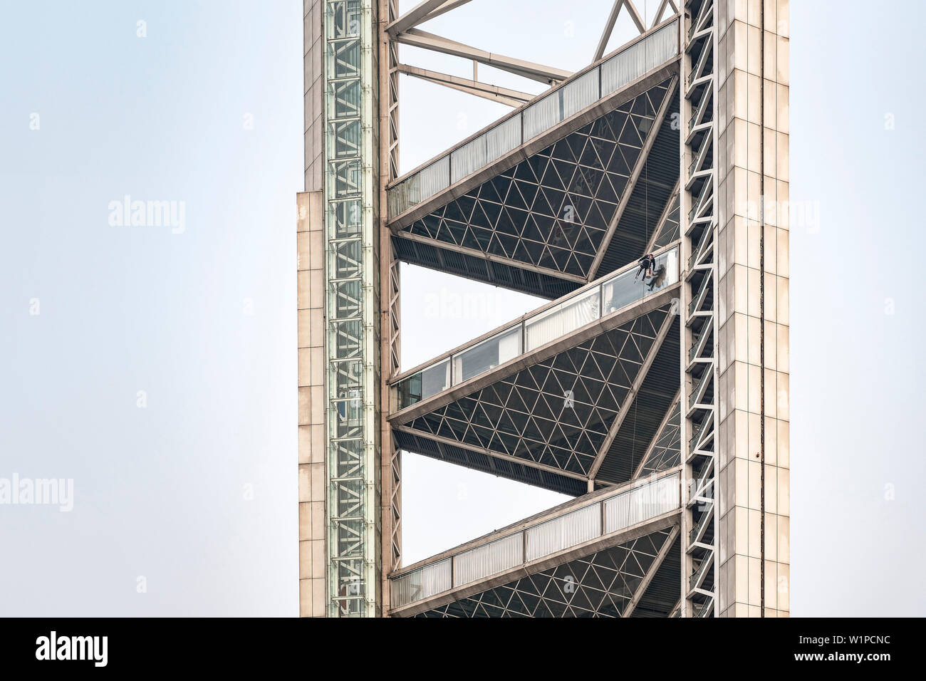 Detergente per vetri si blocca sulla fune e pulisce windows della torre polifunzionale, Olympic Green a Pechino, Cina, Asia Foto Stock
