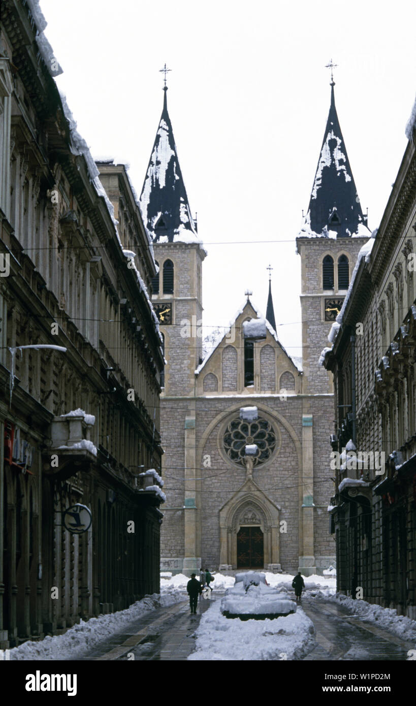 Il 28 marzo 1993 durante l'assedio di Sarajevo: la vista nord lungo Strossmajerova al grande cattolico romano la Cattedrale del Sacro Cuore, il vetro nella sua finestre rotte. Foto Stock