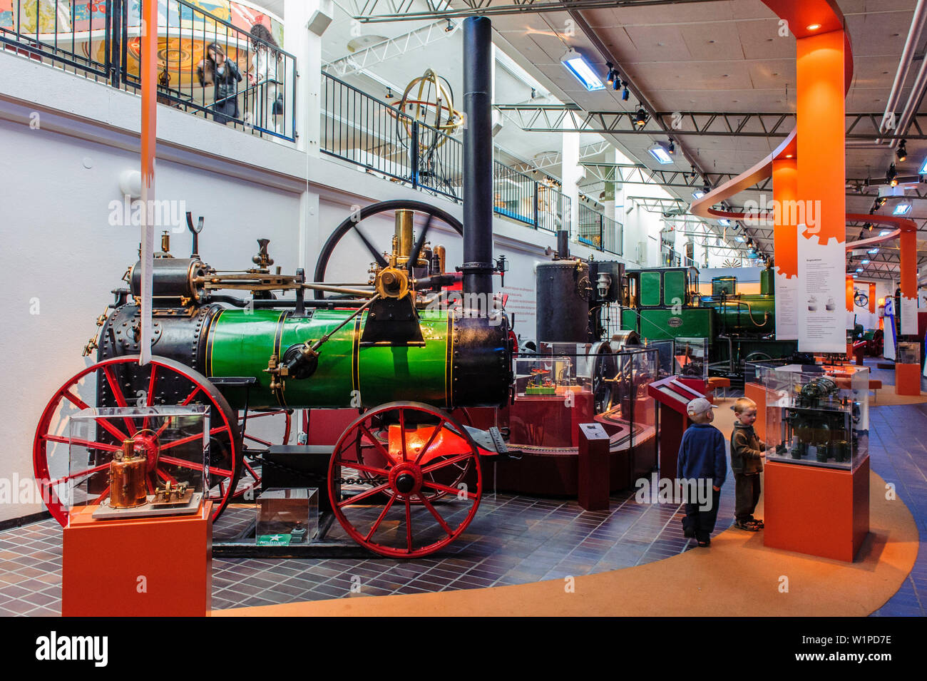Due ragazzi sono in piedi accanto a un motore di vapore nella tecnologia e nel Museo della Marineria, Malmo, Svezia meridionale, Svezia Foto Stock