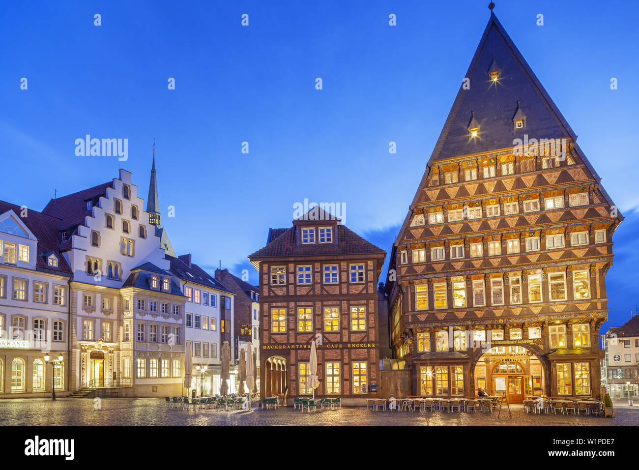 Il mercato con il famoso 'Knochenhaueramtshaus', un mezzo in legno edificio, nel centro storico della città di Hildesheim, Bassa Sassonia, Germania settentrionale, Germania, Foto Stock