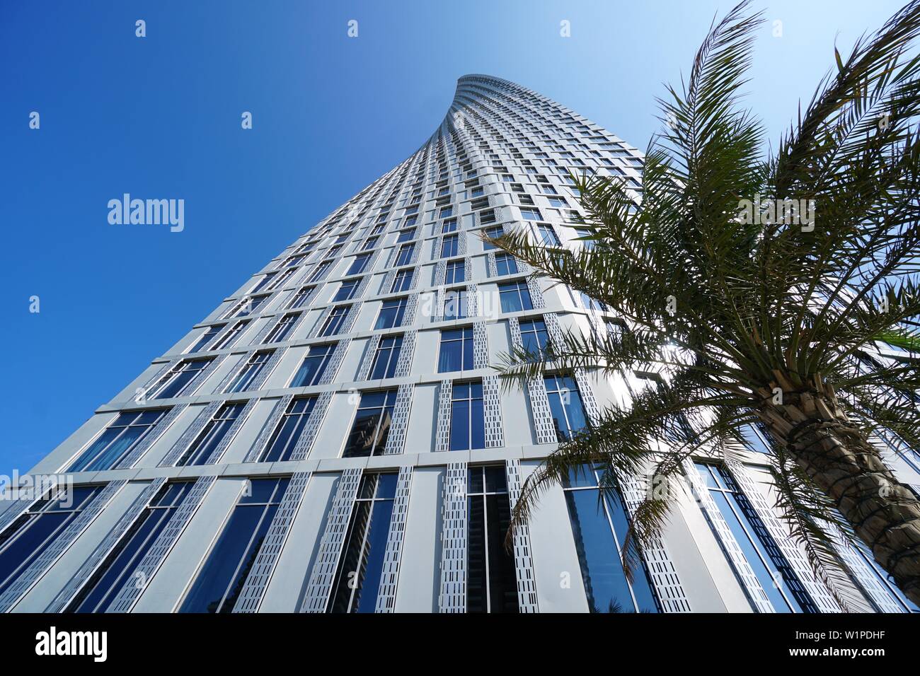 Architettura, Skysraper, Cayan Tower, Dubai Marina, Dubai, Emirati Arabi Uniti, Emirati Arabi Uniti Foto Stock