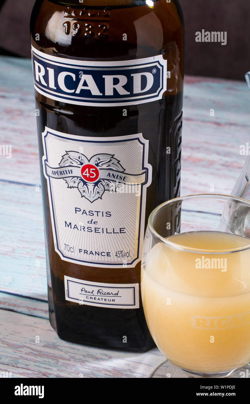 Una bottiglia di Ricard, il francese aperitivo, intitolato Pastis de Marseille, e un bicchiere di Ricard diluito con acqua Foto Stock