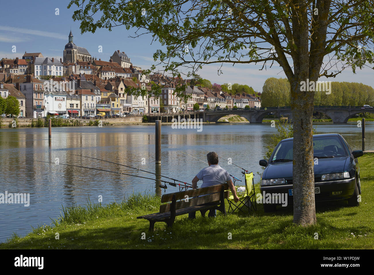 Vista sul fiume Yonne a Joigny , dipartimento Yonne , Borgogna , Francia , in Europa Foto Stock