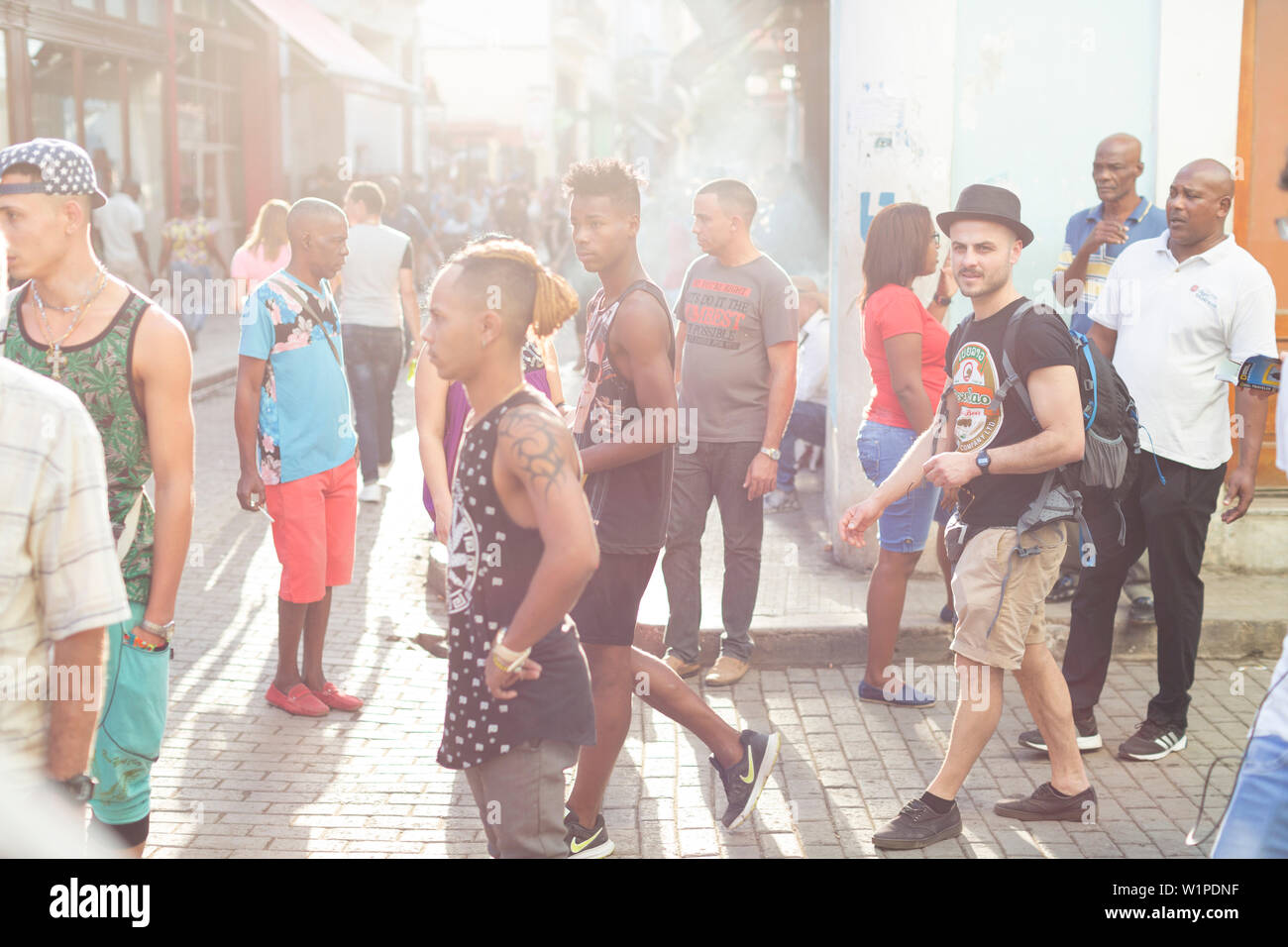 I giovani cubani e touristis camminando attraverso la Habana Vieja, calle Obispo, famiglia viaggi a Cuba, vacanze, time-out, avventura, Havana, Cuba, Caribb Foto Stock