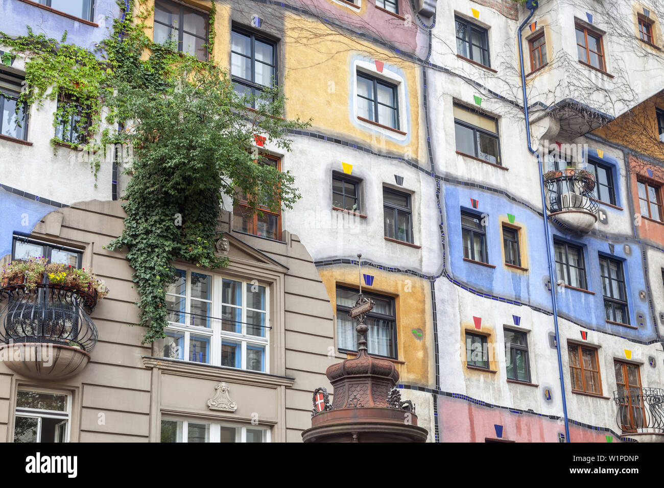 Edificio famoso Hundertwasserhaus di Friedensreich Hundertwasser e Josef Krawina a Vienna, l'Austria orientale, Austria, Europa Foto Stock