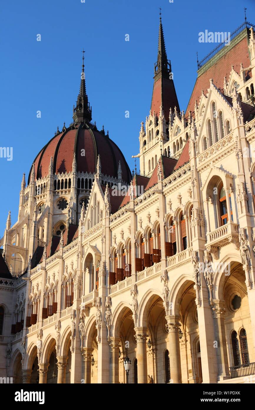 Parlamento ungherese - punto di riferimento a Budapest. La luce del tramonto. Foto Stock