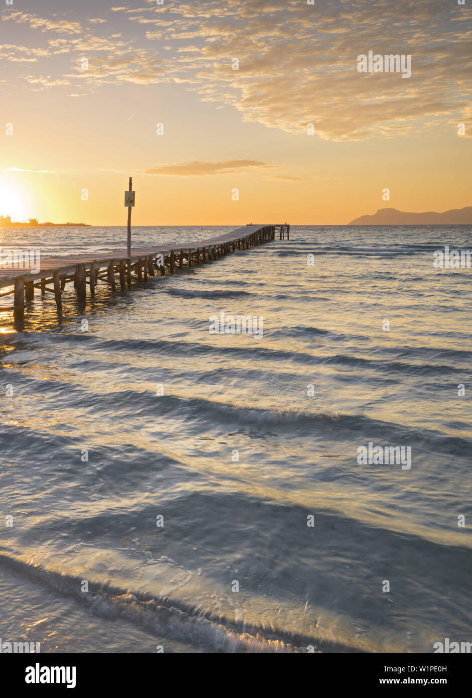 Il Footbridge nella baia di Badia d'Alcudia, Mallorca, Baleares, Spagna Foto Stock