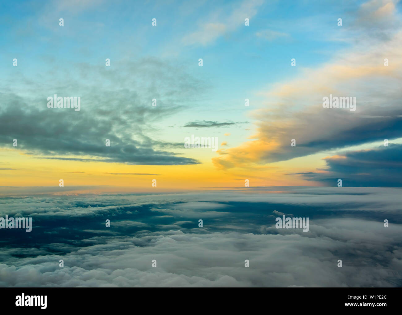Tramonto tra due cloud-strati Foto Stock