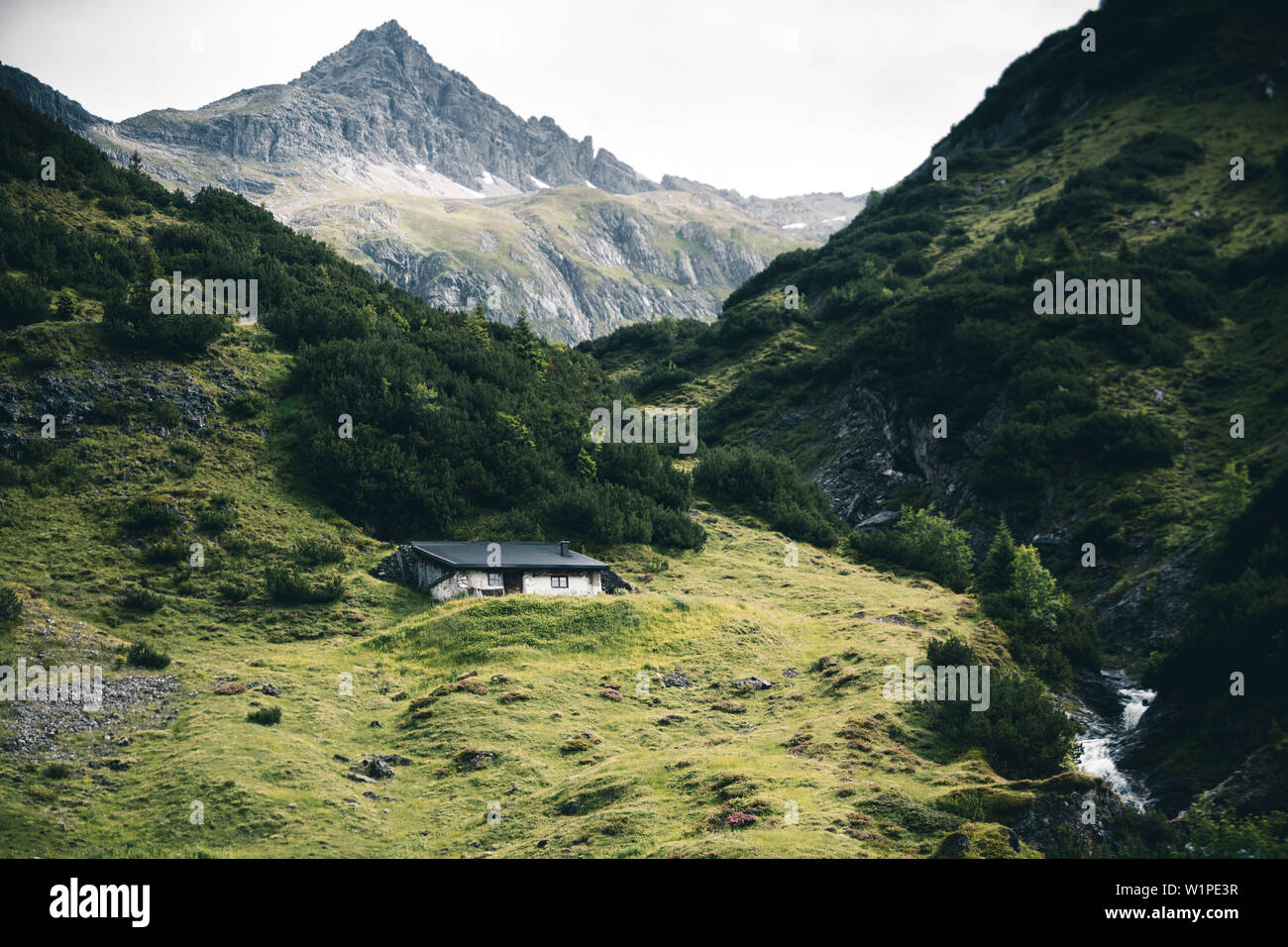 Vecchia casa in montagna, E5, Alpenüberquerung, seconda fase, Lechtal, Kemptner Hütte a Memminger Hütte, Tirolo, Austria, Alpi Foto Stock