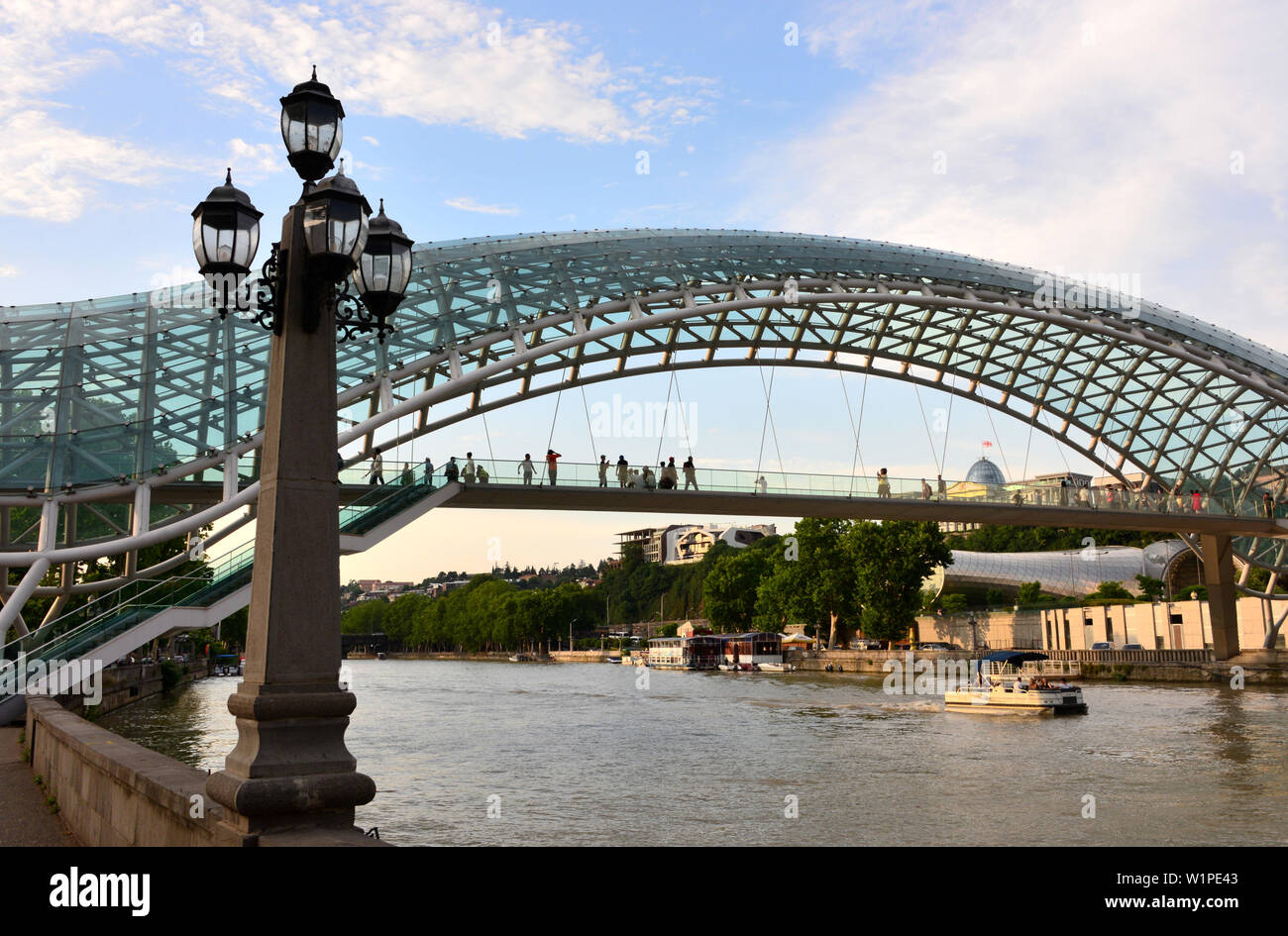 Libertà ponte sul fiume Mtkvari, Tbilisi, Georgia Foto Stock