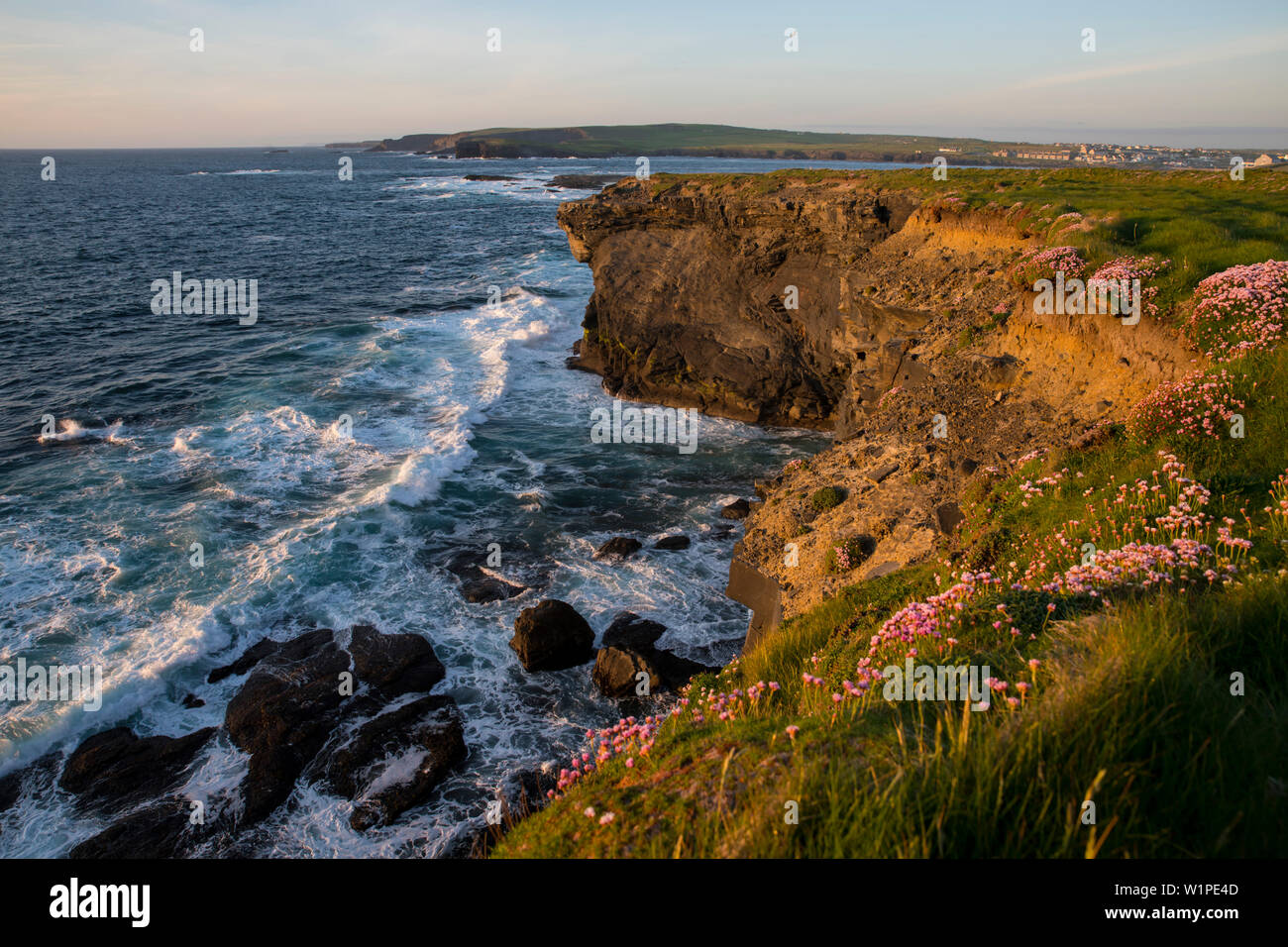 Tramonto sulla scogliera di Kilkee e l'Oceano Atlantico, Kilkee, County Clare, Irlanda, Europa Foto Stock