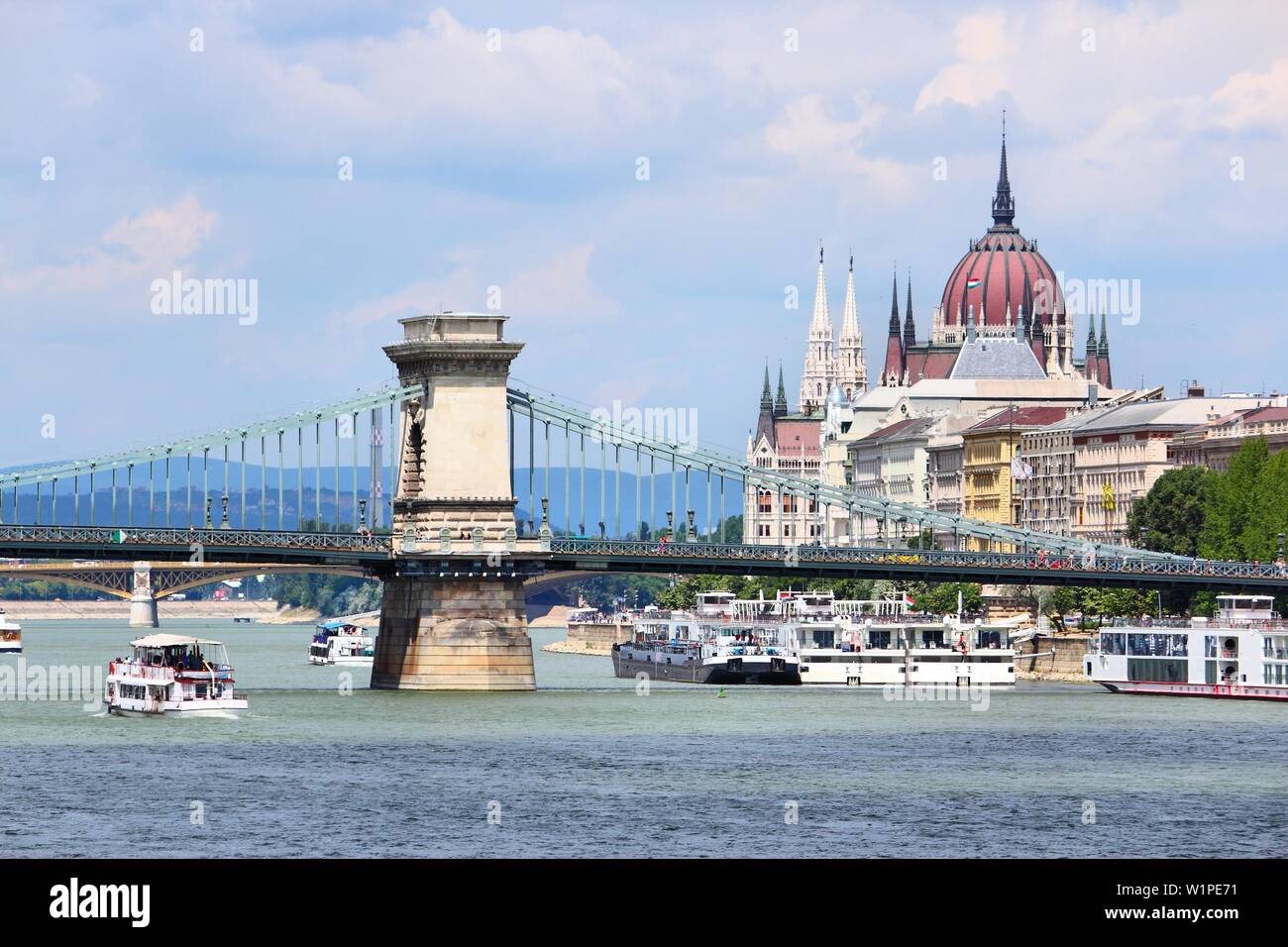 Budapest, Ungheria - città capitale. Il Ponte delle Catene e del Parlamento. Foto Stock