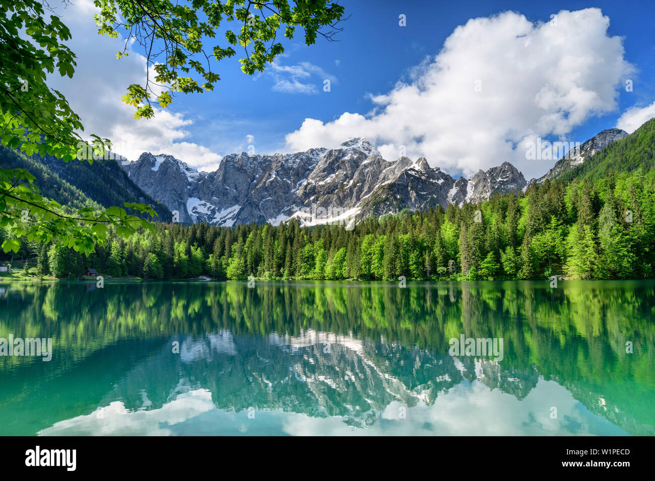 Il lago di Fusine con Mangart, Lago Fusine, sulle Alpi Giulie, Friuli, Italia Foto Stock