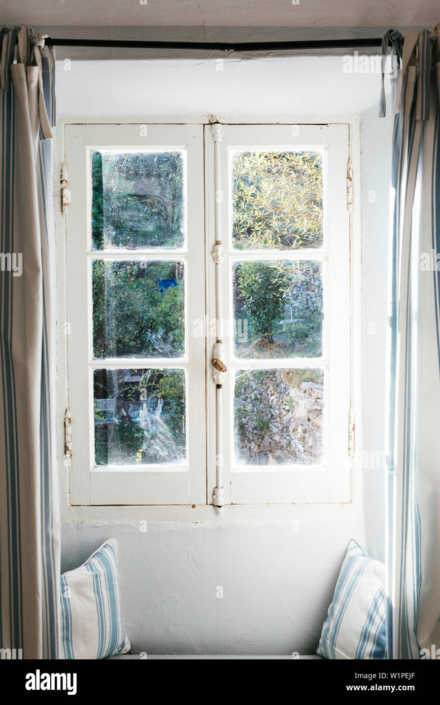 Vecchio inondato di luce Shabby Chic porta, Liguria, Italia, Europa Foto Stock