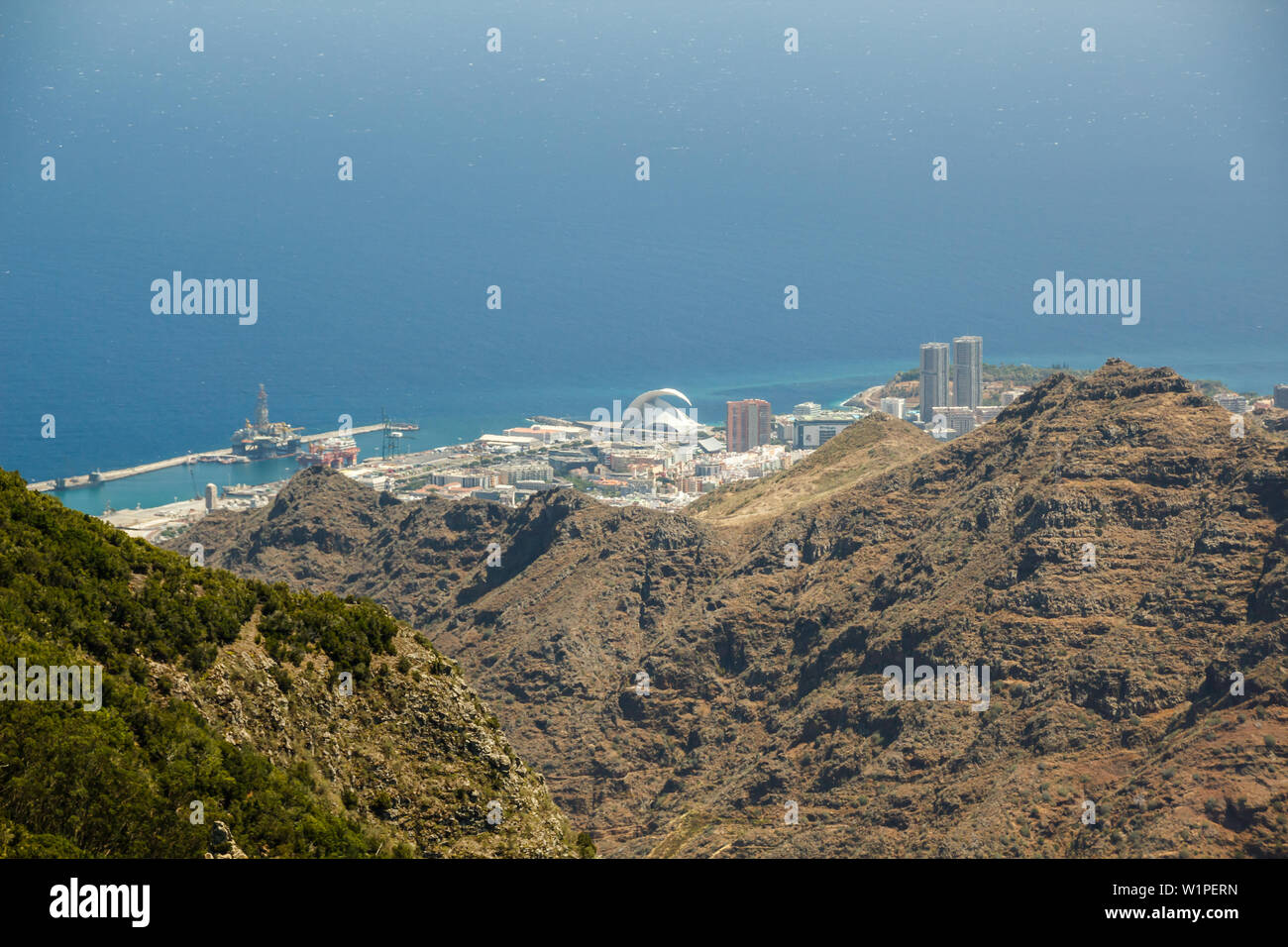 Antenna vista della costa, mountain Anaga e Santa Cruz de Tenerife. Giornata di sole, mare blu. Due più alti europian Twin Towers e la sala concerti. Isole Canarie Foto Stock