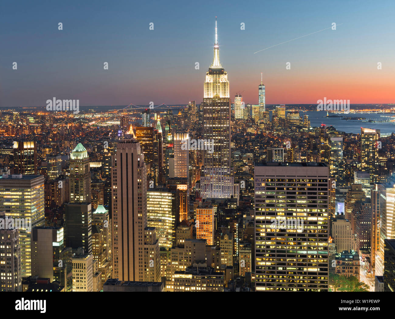 La vista dalla cima della Roccia, Empire State Building, il Rockefeller Center, Manhattan, New York, New York, Stati Uniti d'America Foto Stock