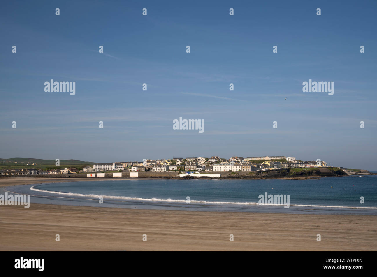 City Beach: Kilkee ha un perfettamente rotonda baia con sabbia bianca, Kilkee, County Clare, Irlanda, Europa Foto Stock