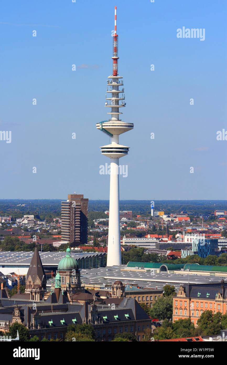 La città di Amburgo, Germania - Urban Skyline con la torre della TV. Foto Stock