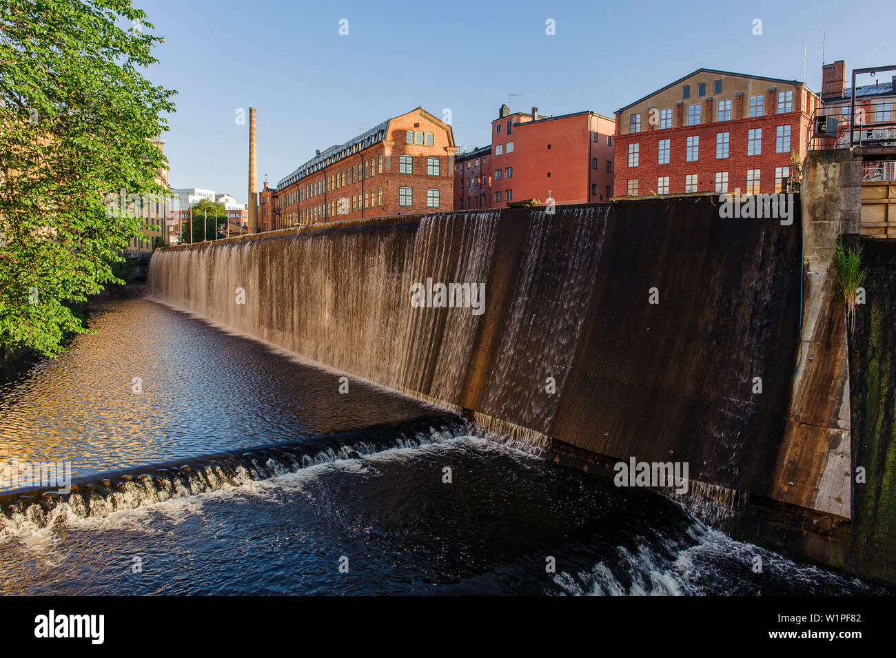 Motala Stroem con cascate che scorre attraverso il primo paesaggio industriale Norrkoepings, Svezia Foto Stock