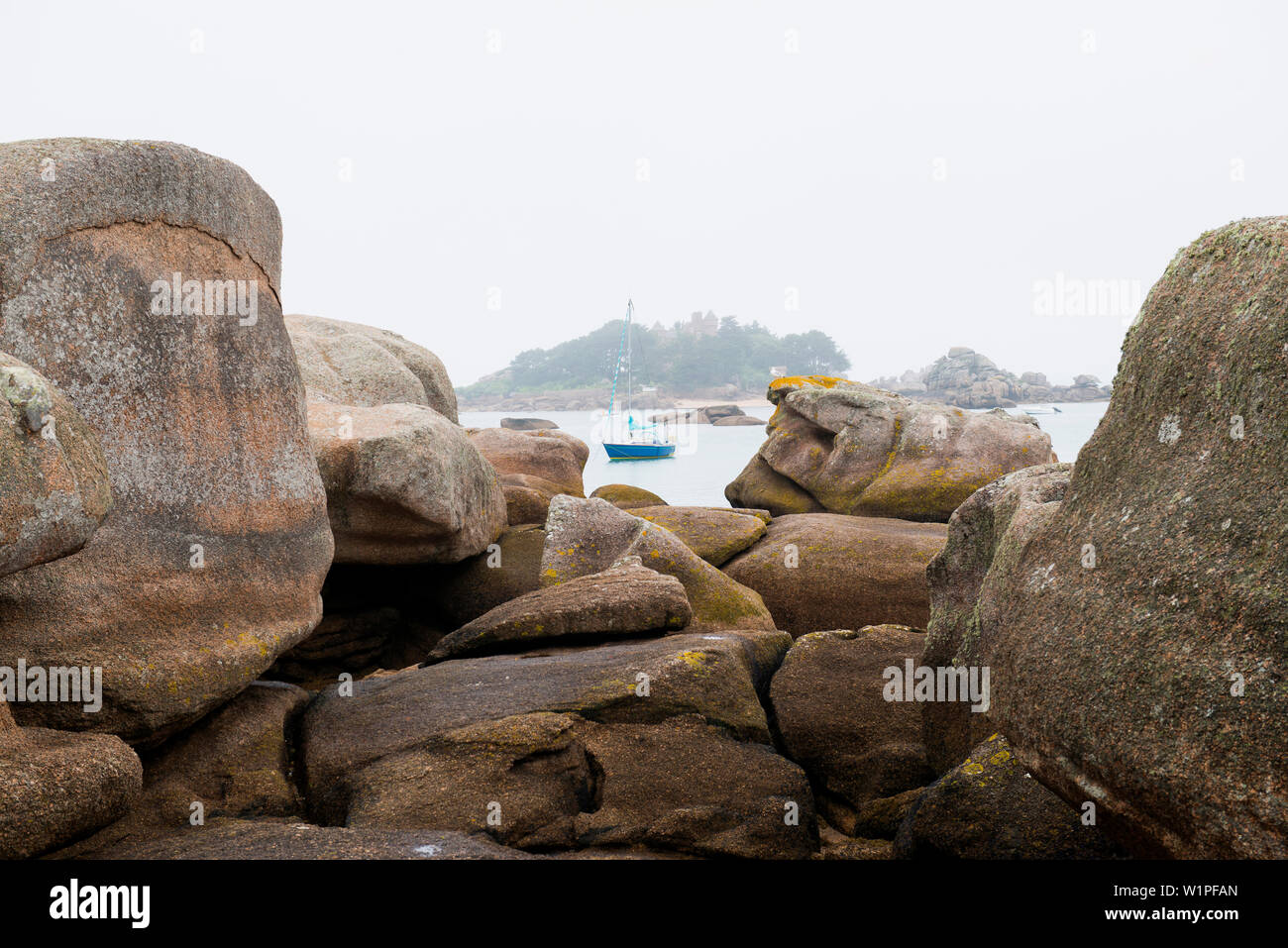 Costa con massi di granito, Trégastel, Côte de Granit Rose, Côtes d'Armor Bretagna, Francia Foto Stock