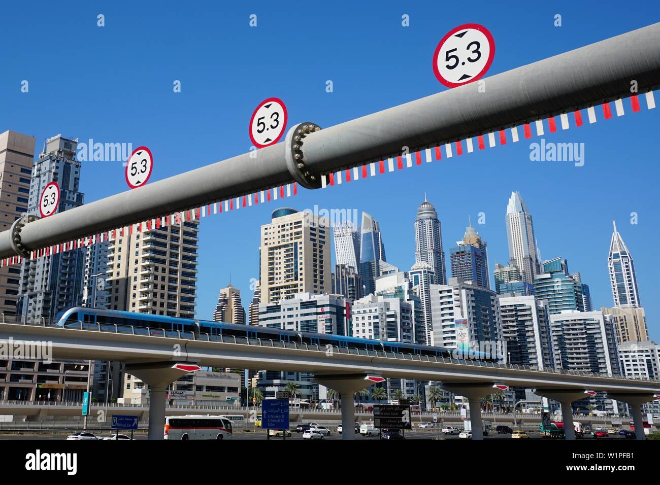 Autostrada, Metro, Sheikh Zayed Road, Grattacielo e Dubai Marina, Dubai, Emirati Arabi Uniti, Emirati Arabi Uniti Foto Stock