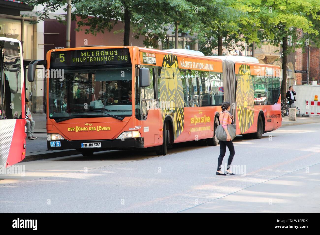 Amburgo, Germania - 28 agosto 2014: la gente ride di autobus della città di Amburgo. Hamburger Hochbahn opera metropolitana e la maggior parte degli autobus di Amburgo. Esso impiega 4,3 Foto Stock