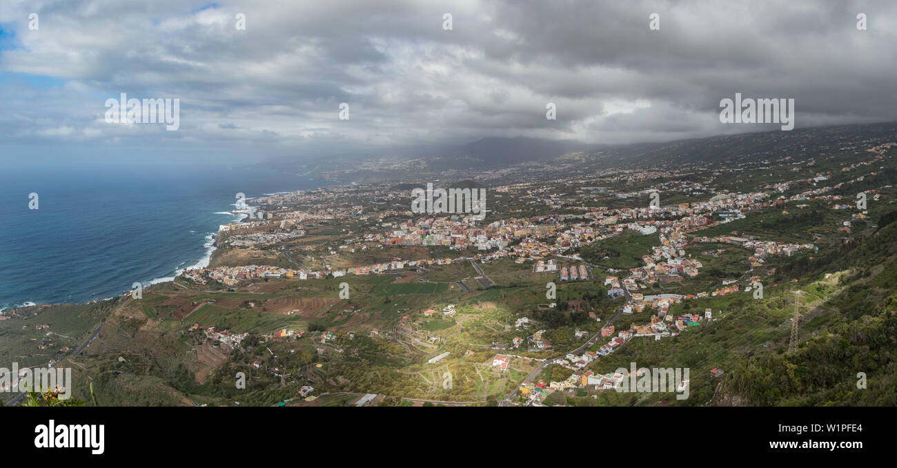 Questa fotografia panoramica, prese a Mirador de El lancia, mostra la costa nord di Tenerife e la valle di Orotava. Tenerife, Isole Canarie.. Ampio Foto Stock