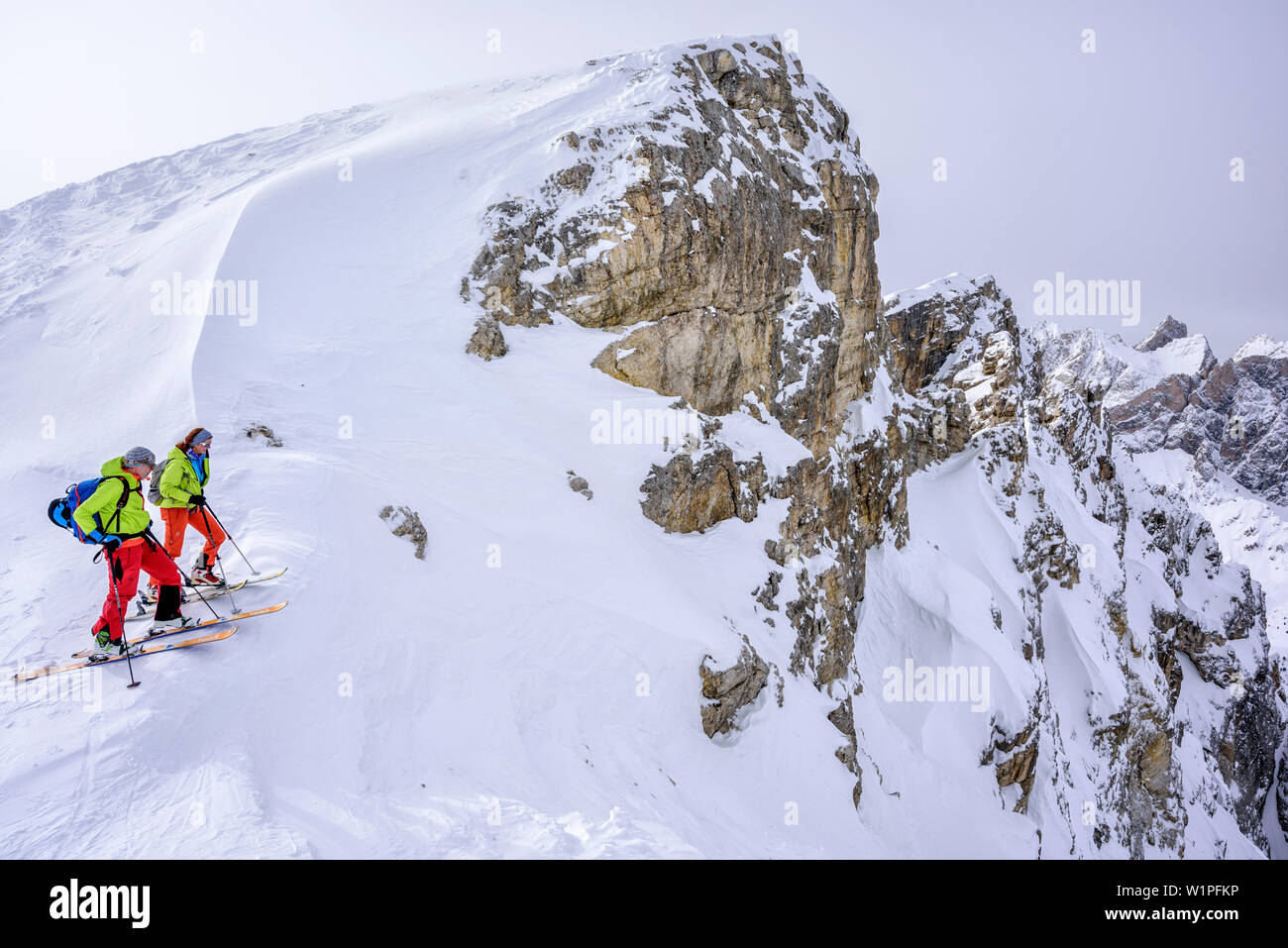 Due persone sci backcountry in piedi nella tacca, Puezspitze, parco naturale Puez-Geisler, sito patrimonio mondiale dell'UNESCO Dolomiti, Dolomiti, Alto Adige, Foto Stock
