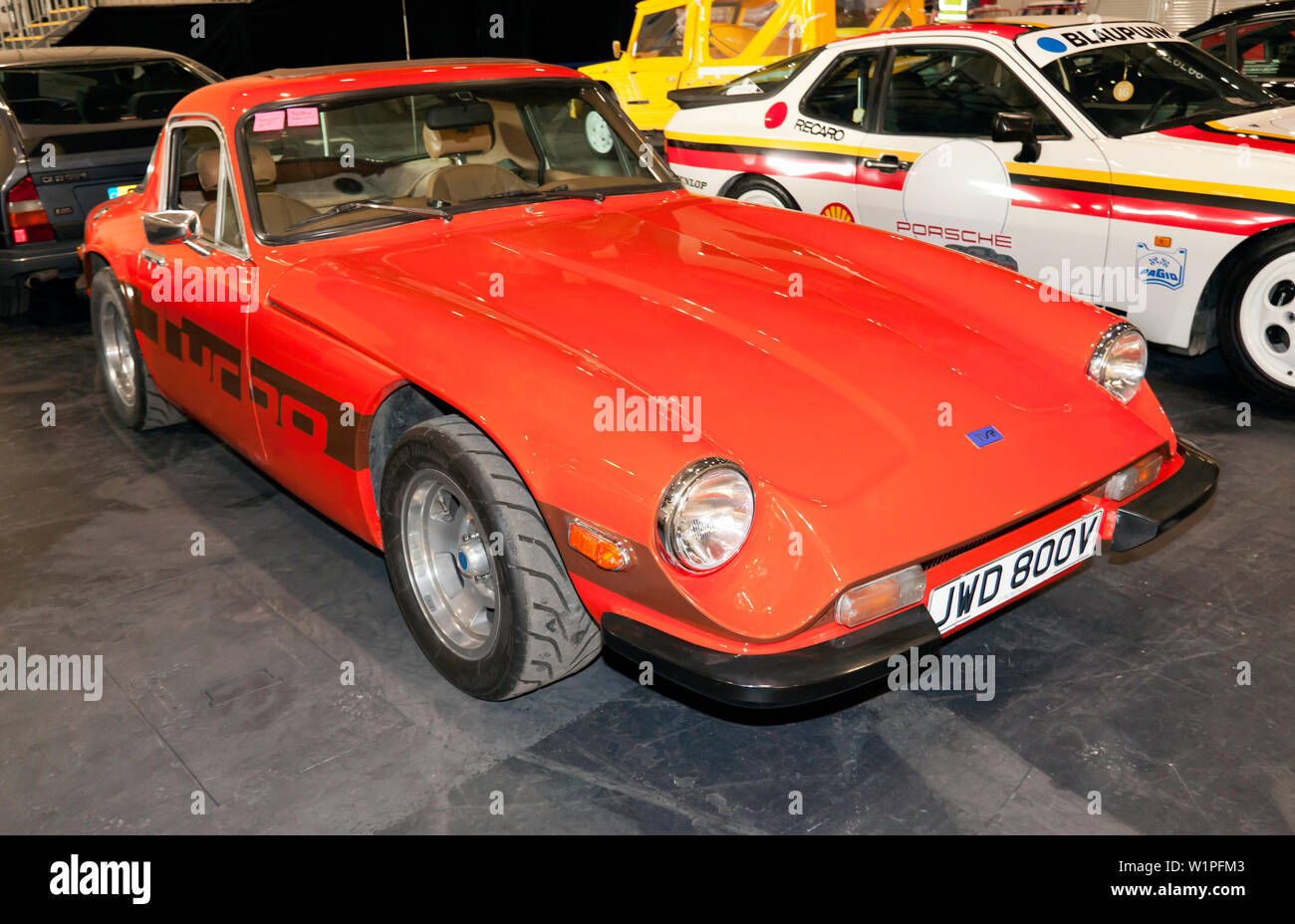 Tre quarti di vista frontale di un 1979, TVR 3000M Turbo nella zona paddock del 2019 London Classic Car Show Foto Stock